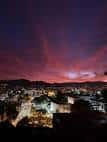 Vista panorámica nocturna de Cuenca desde el Mirador de Calle Larga