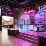 Escenario interior con iluminación neón y decoración temática musical