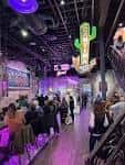 Interior del local con ambiente festivo y decoración colorida