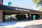 Entrada principal del Houston Zoo con lema 'See them. Save them.'