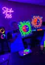 Evento nocturno con pintura fluorescente bajo luz UV
