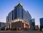 Vista exterior del Holiday Inn Express Nashville Downtown - Broadway al atardecer