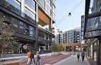 Calle peatonal en Smoky Hollow con arquitectura contemporánea y personas caminando