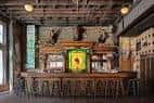Interior del bar con decoración rústica y estanterías de madera