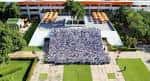 Graduación masiva en el patio central con estudiantes uniformados