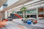 Área de descanso interior con mobiliario moderno y escalera roja
