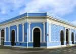 Fachada exterior del Refettorio Mérida con arquitectura colonial y tonos azules