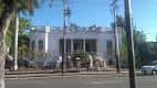 Fachada principal del edificio histórico en un día soleado