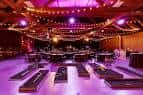 Interior del Showbox SoDo decorado para un evento con iluminación púrpura y mesas dispuestas