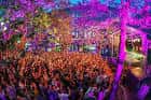 Concierto al aire libre en el patio del Showbox SoDo con multitud bajo luces de colores