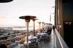 Terraza exterior de Mister A's con calefactores y mesas para eventos al aire libre