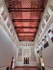 Detalle del techo de artesonado y galería superior de la sinagoga