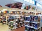 Interior amplio de la librería con estanterías organizadas y zona de juegos infantiles