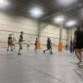 Jugadores practicando voleibol dentro del gimnasio del Dive Volleyball and Sports Center