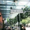 Entrada exterior del establecimiento Caroline en Austin