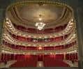 Plano general del interior del teatro mostrando su arquitectura clásica y decoración dorada