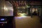 Sala de ensayo en Aatma con iluminación tenue y escenario