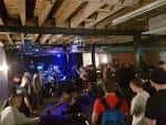 Concierto en vivo en Aatma con público y banda en el escenario