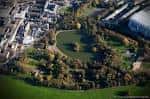 Vista aérea de Leazes Park mostrando el lago y zonas verdes rodeadas de edificios urbanos