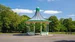 Pabellón verde clásico en Leazes Park bajo cielo azul despejado