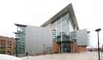 Vista exterior del Bridgewater Hall con arquitectura moderna y fachada de cristal