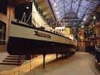 Interior del Discovery Museum mostrando el barco HMS Truculent como exhibición principal