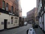 Vista exterior de Clwb Ifor Bach en una calle de Cardiff