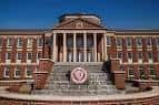 Fachada histórica de Meredith College con torre y arquitectura gótica