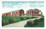 Ilustración vintage del campus de Meredith College con edificios rojos y senderos
