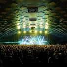 Vista interior del Barrowland Ballroom durante un concierto con escenario iluminado y multitud