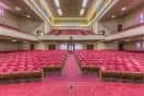 Interior vacío del salón de baile con techo decorativo y suelo de madera