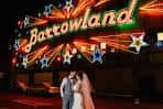 Pareja de novios frente al letrero luminoso del Barrowland Ballroom