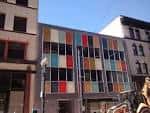 Fachada exterior del Portland Institute for Contemporary Art con ventanales de colores
