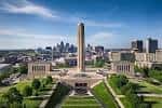 Vista panorámica del National WWI Museum and Memorial con la torre Liberty Memorial y el skyline de Kansas City al fondo