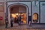 Fachada exterior del Old Hairdressers con entrada iluminada
