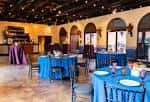 Sala de eventos interior con mesas decoradas para celebración