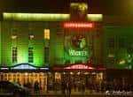 Fachada exterior del Bristol Hippodrome iluminado por la noche con cartel de 'Wicked'