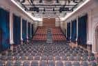 Sala de eventos con gradas y cortinas azules en el Bristol Beacon