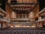 Vista panorámica del salón principal con órgano y balcones ornamentados