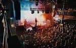 Concierto en vivo con público y escenario iluminado