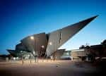 Vista exterior del Museo de Arte de Denver con su icónica arquitectura moderna al atardecer