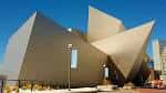 Fachada angular y geométrica del Museo de Arte de Denver bajo cielo azul despejado