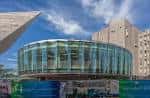 Sección circular de vidrio del Museo de Arte de Denver en un día soleado