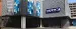 Fachada frontal del venue con logotipo de 'Academy' visible