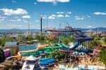 Vista panorámica del parque acuático y de atracciones de Elitch Gardens bajo un cielo azul