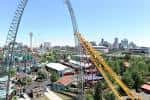 Atracción de montaña r amarilla con vista al horizonte urbano de Denver