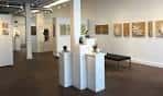 Interior de la galería Niza Knoll con obras expuestas en paredes blancas y pedestales