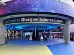 Entrada principal del Glasgow Science Centre con letrero iluminado