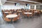 Sala de eventos con mesas redondas y sillas en el Witherspoon Student Center