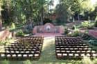 Ceremonia de boda al aire libre en el jardín del museo